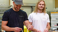 Bäckergeselle Noah Kestler (links) mit seinem Chef Jan Ebers