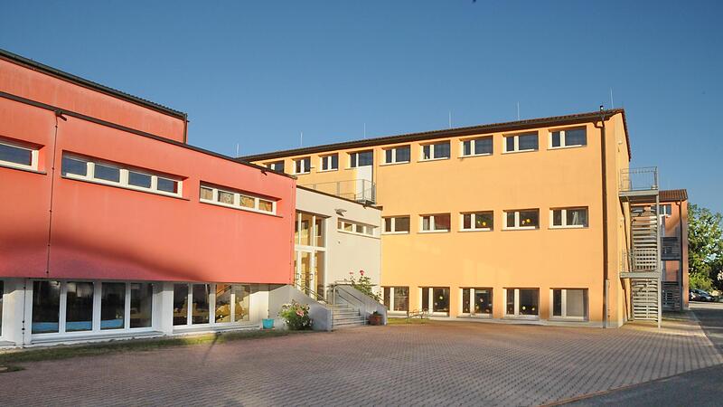 In der Grundschule Dormitz wurde die hohe Spendensumme &uuml;berreicht.Forchheim & Fr&auml;nkische Schweiz