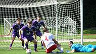 Der FC Eintracht Bamberg um Kapitän Christopher Kettler (hinten rechts) verteidigte in Regensburg mit viel Leidenschaft.