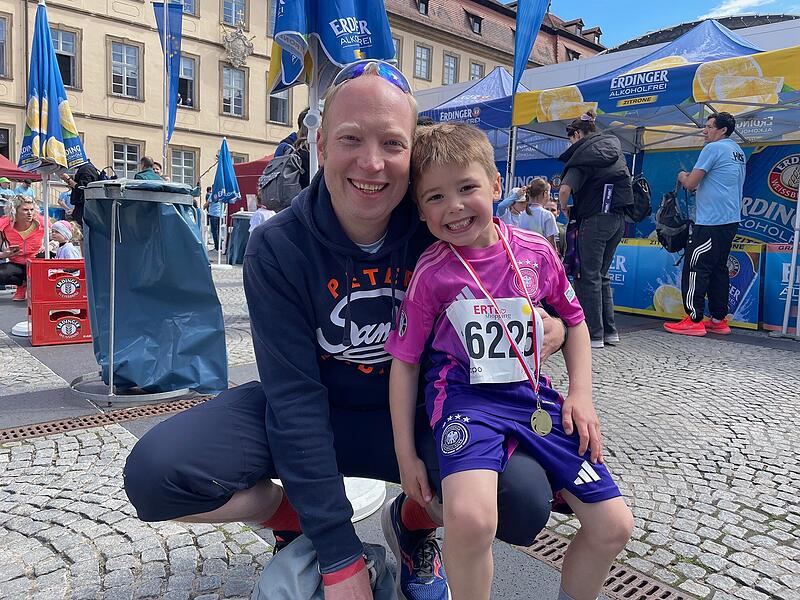 Der f&uuml;nfj&auml;hrige S&ouml;nke freut sich &uuml;ber den bestandenen Bambini-Lauf