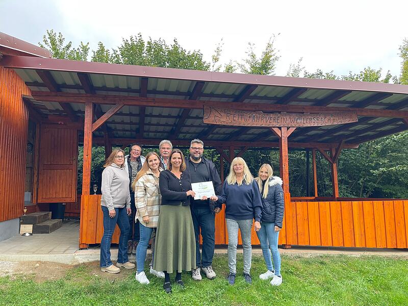 Die Förderung in Weilersbach  geht an drei Vereine (v. l.): Ulli Roppelt, Hilde Kreller, Marina Amon, Norbert Kreller, ILE-Managerin Corinna Brauer, Bürgermeister Marco Friepes, Vorsitzende des Reitvereins Christa Roppelt und  Denise Roppelt.
