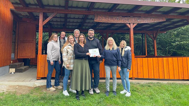 Die Förderung in Weilersbach  geht an drei Vereine (v. l.): Ulli Roppelt, Hilde Kreller, Marina Amon, Norbert Kreller, ILE-Managerin Corinna Brauer, Bürgermeister Marco Friepes, Vorsitzende des Reitvereins Christa Roppelt und  Denise Roppelt.
