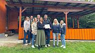 Die Förderung in Weilersbach  geht an drei Vereine (v. l.): Ulli Roppelt, Hilde Kreller, Marina Amon, Norbert Kreller, ILE-Managerin Corinna Brauer, Bürgermeister Marco Friepes, Vorsitzende des Reitvereins Christa Roppelt und  Denise Roppelt.