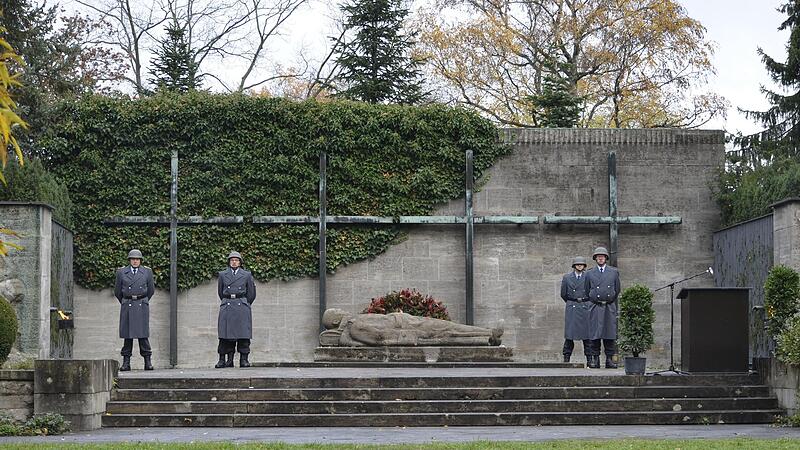Die Ehrenwache der Reservistenkameradschaft am Ehrengrab hat zum Volkstrauertag auf dem Bamberger Friedhof gehört.