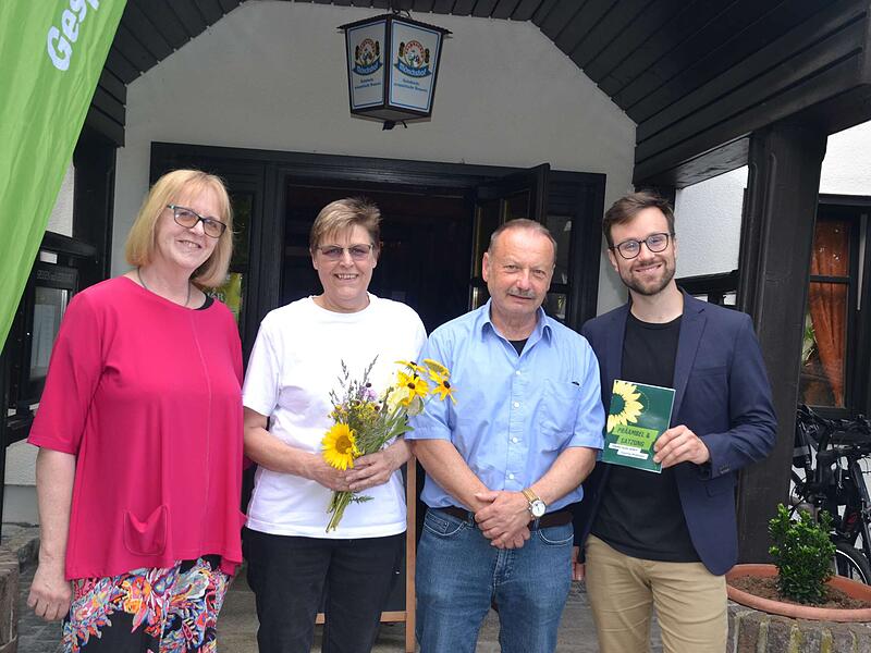Der Grünen-Bundestagsabgeordnete Johannes Wagner (rechts) mit dem Führungsteam des neuen Grünen-Ortsverbands Sonnefeld-Weidhausen (von links):  Renate Leive, Martina Bönig und Ullrich Selig.