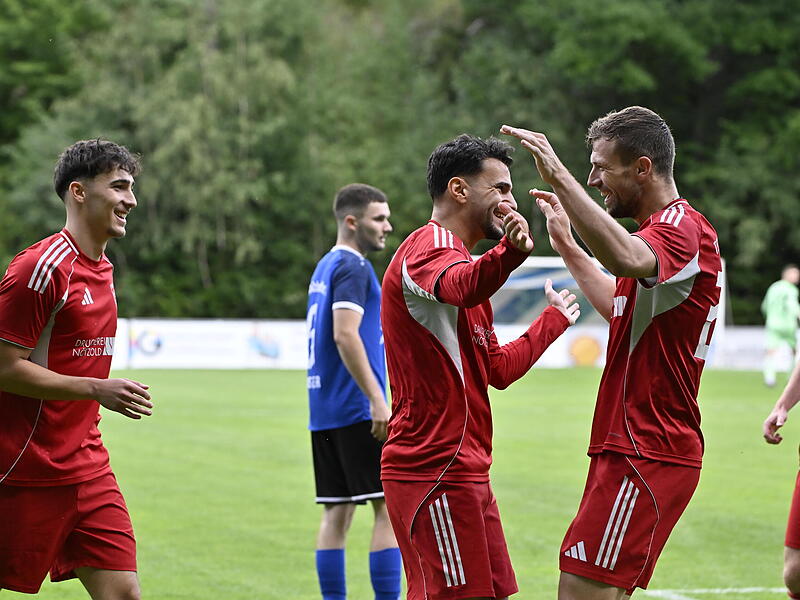 Aykut Civelek (links) und Fabian Wittmann brachten die Mönchrödener bereits nach sechs Minuten mit 2:0 in Führung. Aykut Civelek (links) und Fabian Wittmann brachten die Mönchrödener bereits nach sechs Minuten mit 2:0 in Führung.
