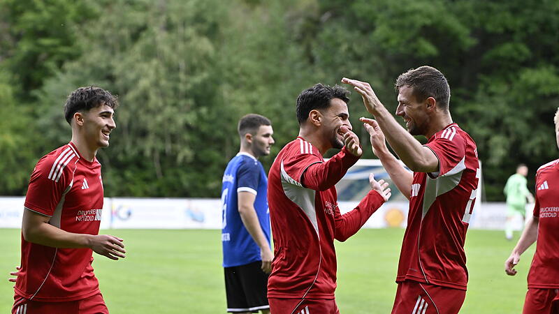 Aykut Civelek (links) und Fabian Wittmann brachten die M&ouml;nchr&ouml;dener bereits nach sechs Minuten mit 2:0 in F&uuml;hrung.