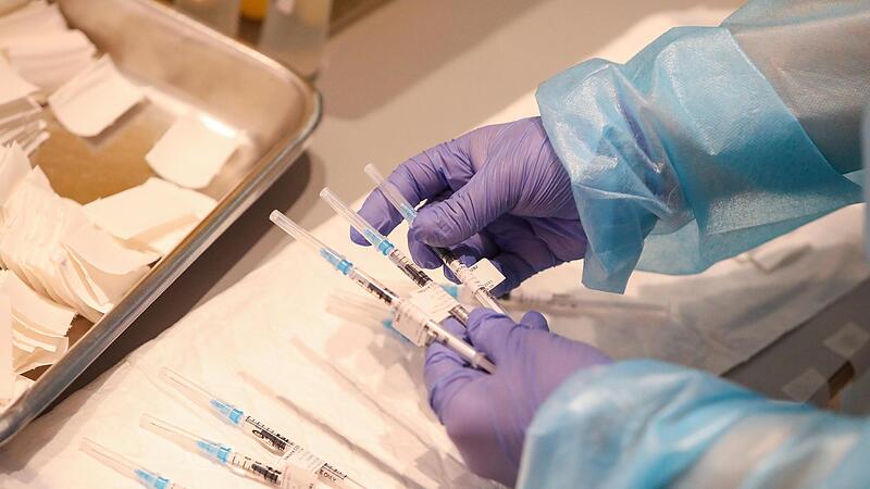 Die Impfungen gehen voran. Sollten die geimpften Menschen in der Folge Privilegien erhalten? Darüber diskutiert die Politik und die Gesellschaft.