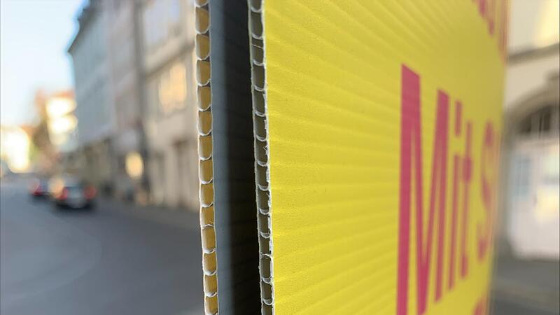 So sehen Hohlkammerplakate von der Seite aus. Die kleinen Hohlkammern sorgen f&uuml;r Stabilit&auml;t, so dass die Plakate nicht noch zus&auml;tzlich auf einen festen Untergrund geklebt werden m&uuml;ssen.