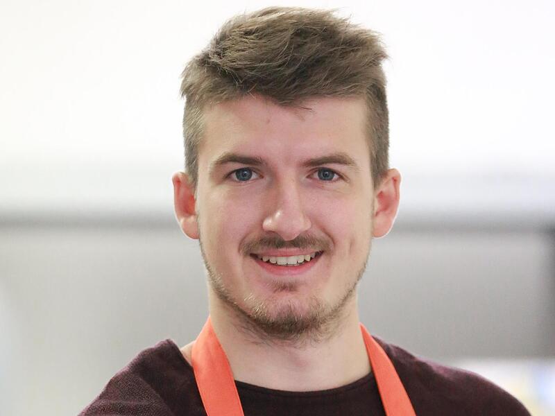Johannes Sikorski, Teamleiter der Tafel Erlangen, liefert regelmäßig Essen an bis zu 50 Haushalte. Johannes Sikorski, Teamleiter der Tafel Erlangen, liefert regelmäßig Essen an bis zu 50 Haushalte.
