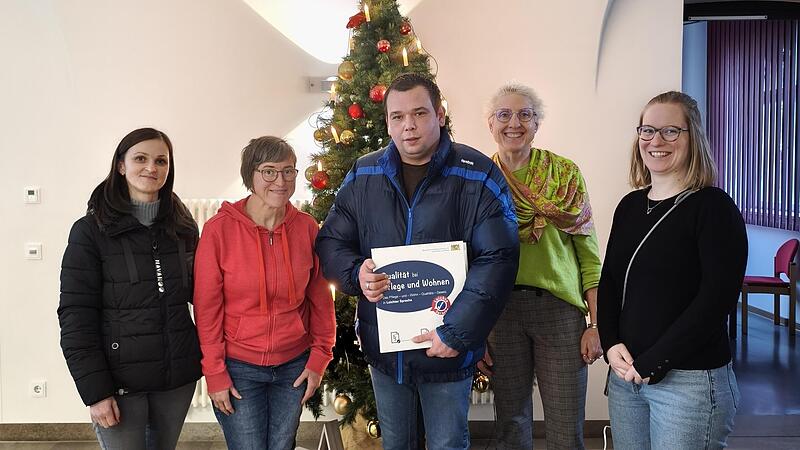 Martina Jakolis, Nadja D&ouml;lfel, Marco Bem, Ute H&auml;u&szlig;er und C&auml;cilia Marxer freuen sich &uuml;ber die Spenden von &bdquo;Franken helfen Franken&ldquo;.