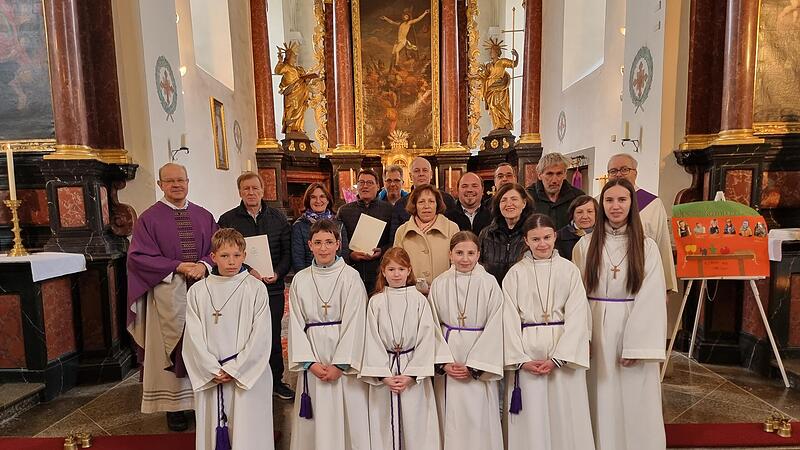 Der Sonntag „Laetare“ war der passende Moment für gute Nachrichten. Auf unserem Bild die ausscheidenden und neuen Mitglieder der Kirchenverwaltung in Hausen sowie die neu ins Amt eingeführten Ministrantinnen und Ministranten zusammen mit ihren ber...