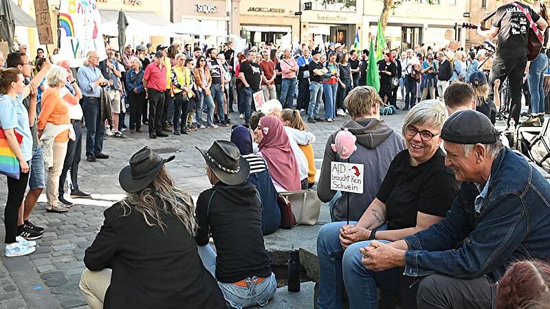 Kundgebung AfD-Verbot jetzt Zahlreiche Zuschauer kamen zur Kundgebung am Gabelmann in Bamberg und forderten ein sofortiges AfD-Verbot.