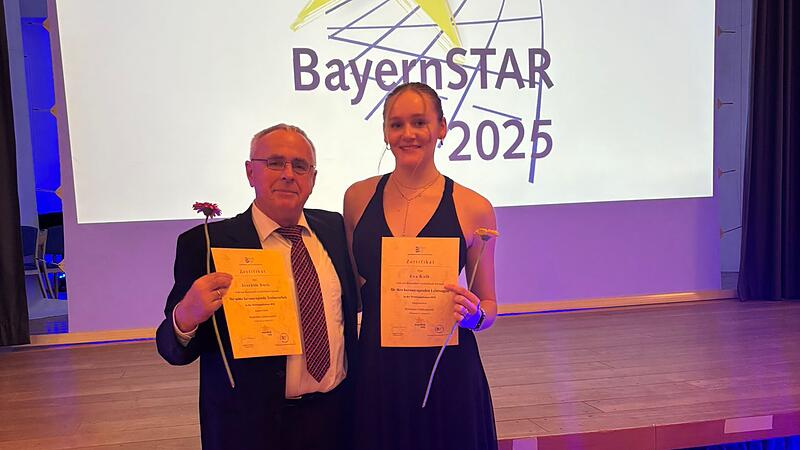 Eva Kalb und ihr Trainer Joachim Buck freuen sich &uuml;ber die Auszeichnung.