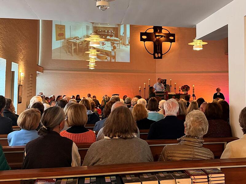 Die evangelische Kirche &bdquo;Zum guten Hirten&ldquo; in D&ouml;rfles-Esbach hat jetzt einen neuen Begegnungsort: Das neue Caf&eacute; 23 wurde beim Erntedankgottesdienst er&ouml;ffnet. Mila Reichelt
