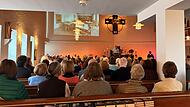 Die evangelische Kirche „Zum guten Hirten“ in Dörfles-Esbach hat jetzt einen neuen Begegnungsort: Das neue Café 23 wurde beim Erntedankgottesdienst eröffnet. Mila Reichelt Die evangelische Kirche „Zum guten Hirten“ in Dörfles-Esbach hat jetzt einen neuen Begegnungsort: Das neue Café 23 wurde beim Erntedankgottesdienst eröffnet. Mila Reichelt
