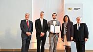 Jonah Rittner, Gymnasium Höchstädt an der Aisch, freut sich mit den Gratulanten über die Auszeichnung. Jonah Rittner, Gymnasium Höchstädt an der Aisch, freut sich mit den Gratulanten über die Auszeichnung.