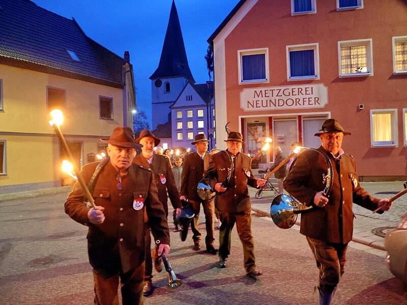 Hubertusmesse in  Frensdorf mit anschließendem Fackelzug zum Martinimarkt