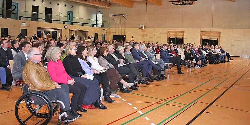 Die Festveranstaltung in der Schulsporthalle G&ouml;&szlig;weinstein war sehr gut besucht.
