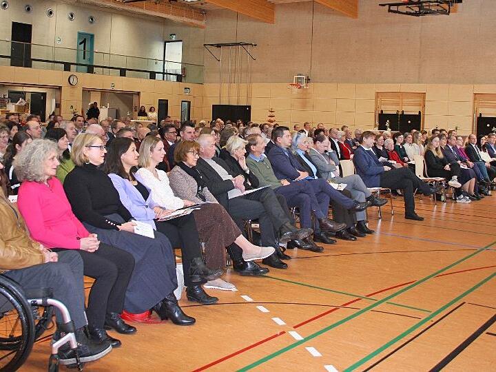 Die Festveranstaltung in der Schulsporthalle G&ouml;&szlig;weinstein war sehr gut besucht.