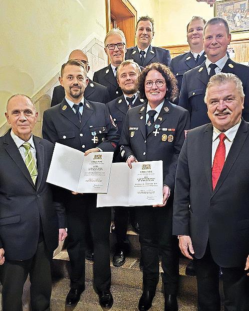Ehrung f&uuml;r 25 Jahre Feuerwehrdienst (im Bild vorn v.l.): B&uuml;rgermeister Franz Uome, Christoph Sokol, Christian Will, Carolin M&auml;hringer, Landrat Klaus Peter S&ouml;llner, (hinten v.l.) Oswald Knarr, Mathias Brendel, Kreisbrandmeister Michael Hain, Pascal...