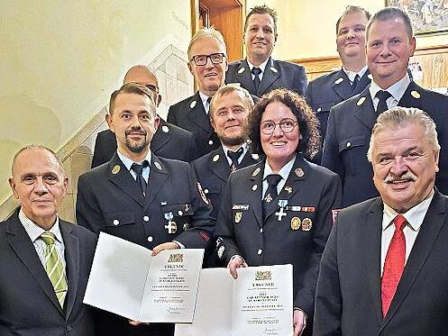 Ehrung f&uuml;r 25 Jahre Feuerwehrdienst (im Bild vorn v.l.): B&uuml;rgermeister Franz Uome, Christoph Sokol, Christian Will, Carolin M&auml;hringer, Landrat Klaus Peter S&ouml;llner, (hinten v.l.) Oswald Knarr, Mathias Brendel, Kreisbrandmeister Michael Hain, Pascal...