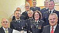 Ehrung f&uuml;r 25 Jahre Feuerwehrdienst (im Bild vorn v.l.): B&uuml;rgermeister Franz Uome, Christoph Sokol, Christian Will, Carolin M&auml;hringer, Landrat Klaus Peter S&ouml;llner, (hinten v.l.) Oswald Knarr, Mathias Brendel, Kreisbrandmeister Michael Hain, Pascal...