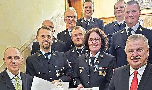 Ehrung f&uuml;r 25 Jahre Feuerwehrdienst (im Bild vorn v.l.): B&uuml;rgermeister Franz Uome, Christoph Sokol, Christian Will, Carolin M&auml;hringer, Landrat Klaus Peter S&ouml;llner, (hinten v.l.) Oswald Knarr, Mathias Brendel, Kreisbrandmeister Michael Hain, Pascal...