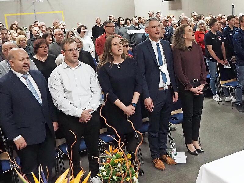 Zur Bayern- und Nationalhymne erhoben sich die Besucher.