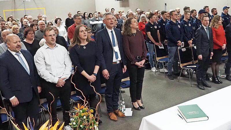 Zur Bayern- und Nationalhymne erhoben sich die Besucher. Zur Bayern- und Nationalhymne erhoben sich die Besucher.