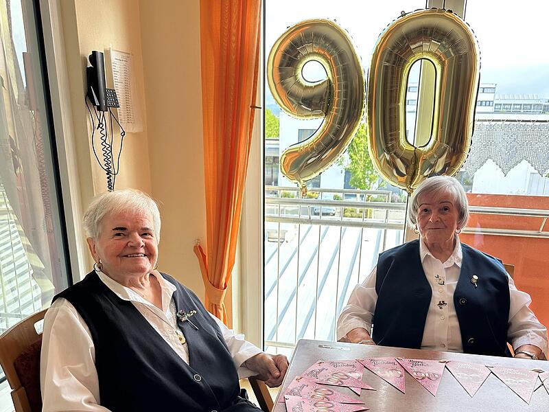 Im Alter wieder vereint sind die Zwillinge Helga Schmidt (links) und Ingeborg &bdquo;Inge&ldquo; Posselt: Ihren Lebensabend verbringen die beiden r&uuml;stigen Damen gemeinsam im Seniorenheim auf der Bertelsdorfer H&ouml;he. Heute ist ihr 90. Geburtstag. Bettina Knauth