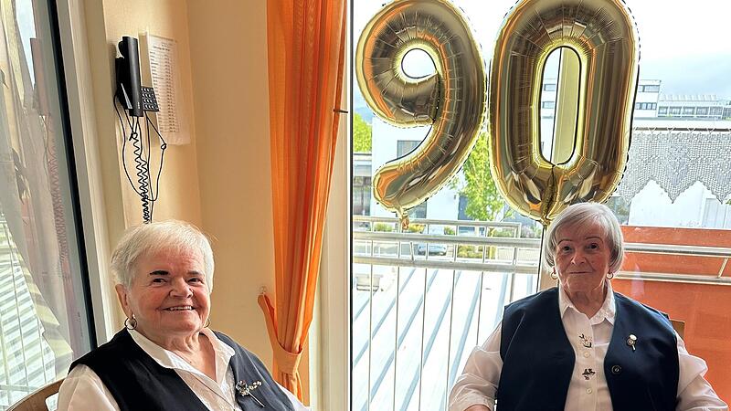 Im Alter wieder vereint sind die Zwillinge Helga Schmidt (links) und Ingeborg „Inge“ Posselt: Ihren Lebensabend verbringen die beiden rüstigen Damen gemeinsam im Seniorenheim auf der Bertelsdorfer Höhe. Heute ist ihr 90. Geburtstag. Bettina Knauth Im Alter wieder vereint sind die Zwillinge Helga Schmidt (links) und Ingeborg „Inge“ Posselt: Ihren Lebensabend verbringen die beiden rüstigen Damen gemeinsam im Seniorenheim auf der Bertelsdorfer Höhe. Heute ist ihr 90. Geburtstag. Bettina Knauth
