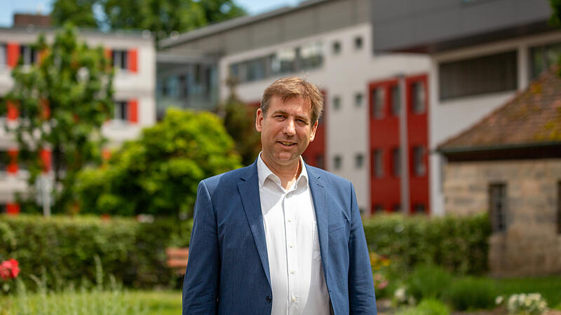 Forchheims Landrat Hermann Ulm stellt zu einem m&ouml;glichen Stadt-R&uuml;cktritt klar: &bdquo;F&uuml;r alle Mitarbeiter und auch f&uuml;r die medizinische Versorgung unserer gesamten Bev&ouml;lkerung in Stadt und Landkreis wird sich damit nichts &auml;ndern."