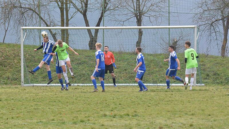 Werden auch zuk&uuml;nftig nicht gemeinsam auf dem Platz stehen: der SV Aura (in blau) und der SV Ramsthal wie hier beim Testspiel vergangene Woche in Wirmsthal.