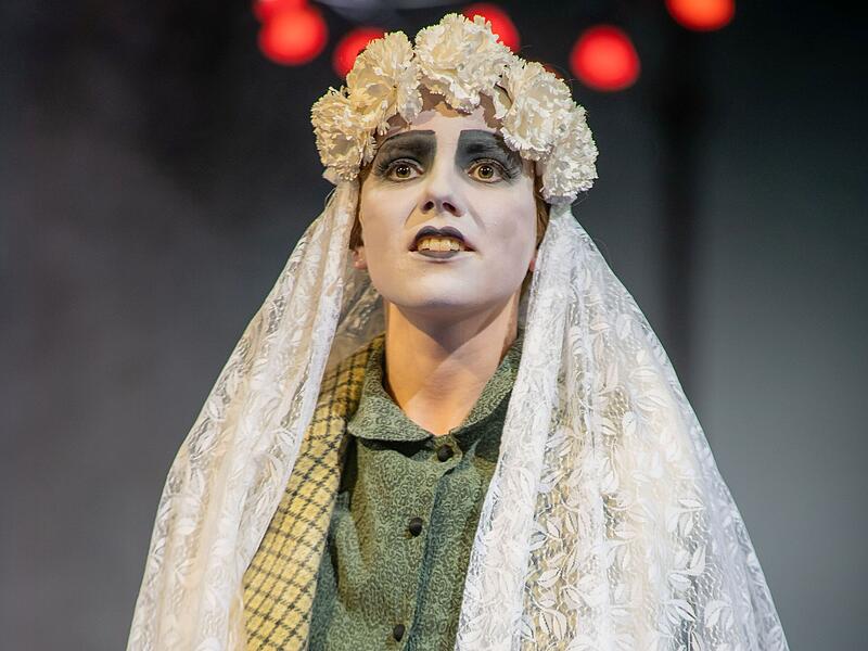 Als Neuinszenierung feierte "Die Dreigroschenoper" Premiere am Landestheater Coburg.