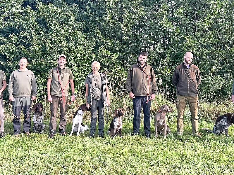 Die Hundeführer bestanden mit ihren Jagdhunden die Prüfung.