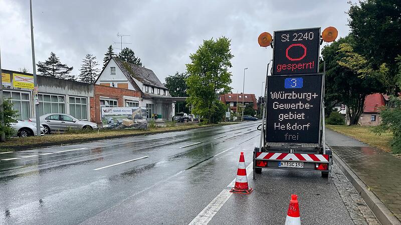 Ein Hinweisschild am Ortseingang Dechsendorf: Noch bis Ende August wird die Durchfahrt nach He&szlig;dorf auf der St 2240 voraussichtlich gesperrt bleiben.