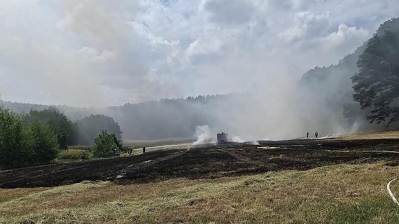 Feuerwehr zu Flächenbrand bei Heßdorf alarmiert - große Rauchwolke Feuerwehr zu Flächenbrand bei Heßdorf alarmiert - große Rauchwolke
