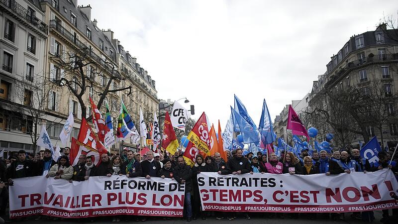 Gewerkschaftsf&uuml;hrer f&uuml;hren eine Demonstration hinter einem Transparent mit der Aufschrift &bdquo;Rentenreformen, l&auml;nger arbeiten, dazu sagen wir Nein&ldquo; an. Frankreichs Pr&auml;sident Macron will das Renteneintrittsalter schrittweise von 62 auf 64 Jahre anheben.