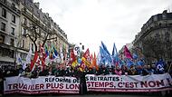 Gewerkschaftsführer führen eine Demonstration hinter einem Transparent mit der Aufschrift „Rentenreformen, länger arbeiten, dazu sagen wir Nein“ an. Frankreichs Präsident Macron will das Renteneintrittsalter schrittweise von 62 auf 64 Jahre anheben.