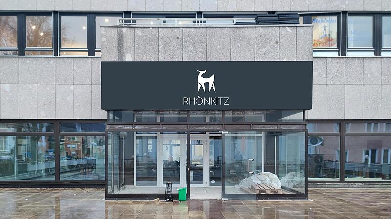 Fotomontage: Schlicht und modern: So soll der Eingang des ehemaligen Hotel Astoria aussehen. Dazu kommen Tische und St&uuml;hle auf der Terrasse.