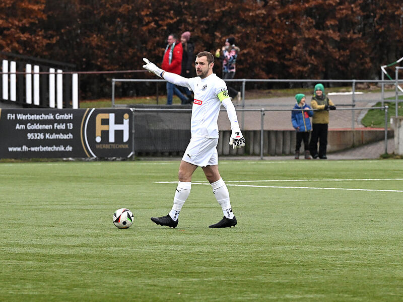 Sport Fu&szlig;ball Saison 2025 / 2026 Bayernliga Nord  19. Spieltag am Samstag 29.11.2025 Spielort  Neudrossenfeld Sportpark Am Weinberg Kunstrasenplatz Spielbeginn 14.00 h TSV Neudrossenfeld gegen ASV Neumarkt  Halbzeitergebnis 0:1  Endstand 1:3 Tobias Gr&uuml;nTSV Neudrossenfeld - ASV Neumarkt