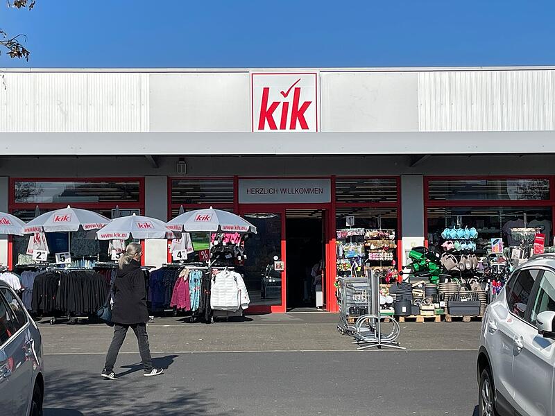 Der Textil-Discounter Kik betreibt drei Filialen, wie diese in der Sieboldstraße in Bad Kissingen, im Landkreis. Der Textil-Discounter Kik betreibt drei Filialen, wie diese in der Sieboldstraße in Bad Kissingen, im Landkreis.
