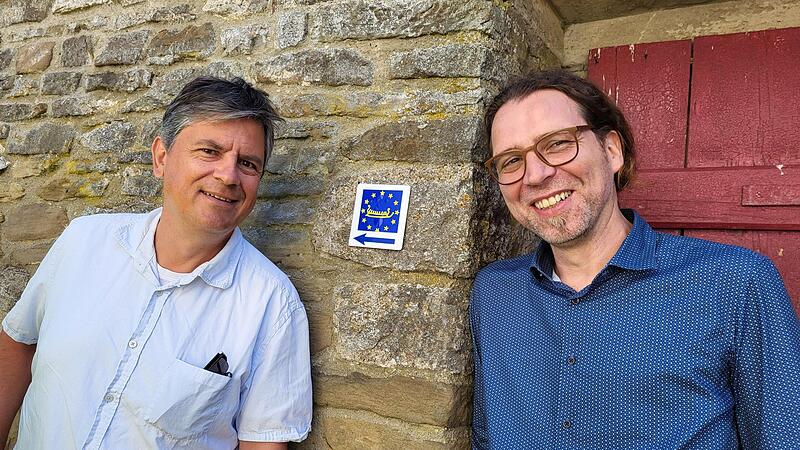 Dr. Gerrit Himmelsbach (links) vom Spessartprojekt und der M&uuml;nnerst&auml;dter Kulturmanager Dr. Nicolas Zenzen haben die Erarbeitung des M&uuml;nnerst&auml;dter Kulturweges &ndash; im Bild auch zu sehen der Wanderwegweiser &ndash; wissenschaftlich und organisatorisch beglei...