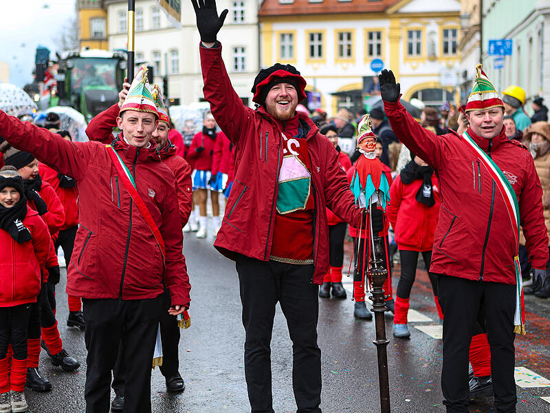 FaschingszugTausende Besucher beim gro&szlig;en Faschingsumzug in Bamberg
