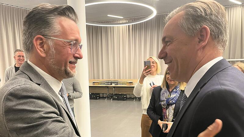 Kandidat Kasten Fischkal (FW) gratuliert Alexander Tritthart (CSU) zum Sieg.der Stichwahl um das Amt des Landrats Erlangen-H&ouml;chstadts.