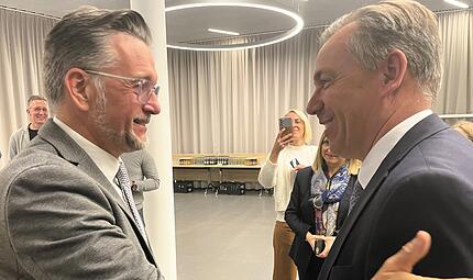 Kandidat Kasten Fischkal (FW) gratuliert Alexander Tritthart (CSU) zum Sieg.der Stichwahl um das Amt des Landrats Erlangen-H&ouml;chstadts.