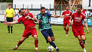 Der aktuell beste Torsch&uuml;tze der Kreisliga Kronach/Lichtenfels, Adem Kobal (Mitte), nimmt es auch gerne mal mit zwei Gegenspielern auf.