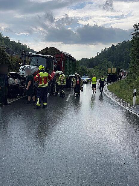 Unfall bei Kupferberg: Traktorengespanne kollidieren bei Starkregen