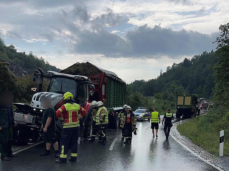 Unfall bei Kupferberg: Traktorengespanne kollidieren bei Starkregen Unfall bei Kupferberg: Traktorengespanne kollidieren bei Starkregen